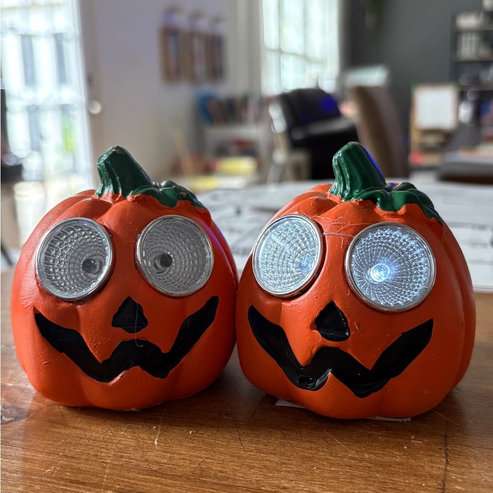 Quirky Pumpkin Figurines with Light-Up Eyes- mini solar